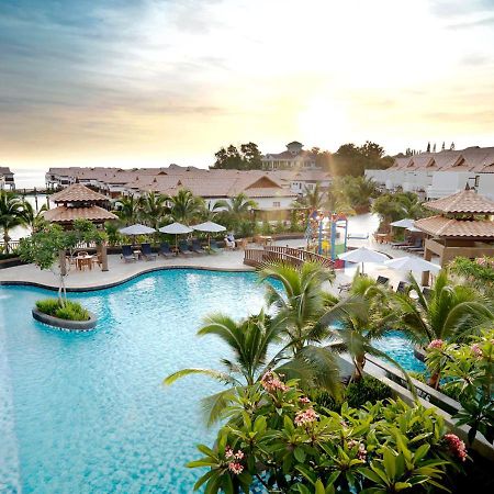 Hotel Grand Lexis Port Dickson Esterno foto The pool at the Hard Rock Hotel