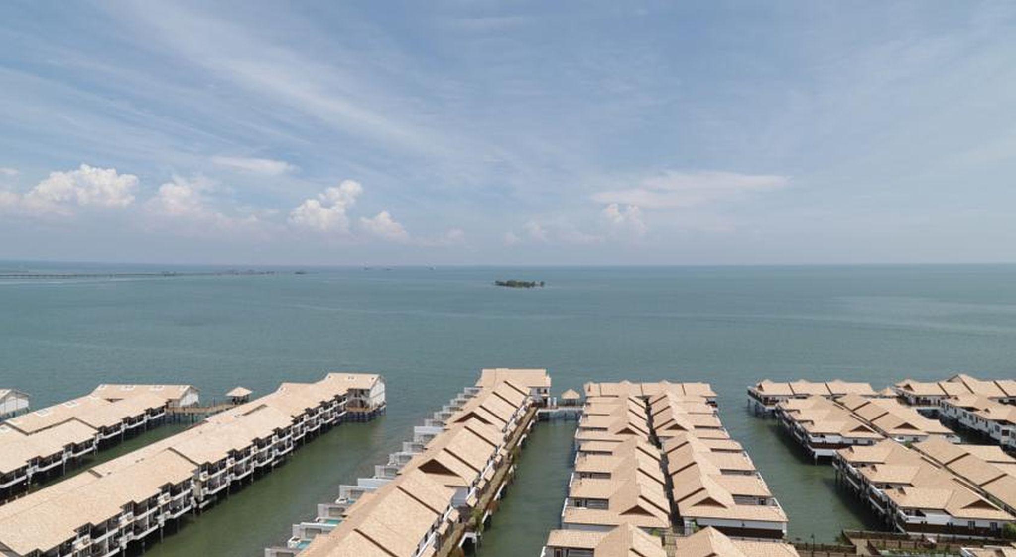 Hotel Grand Lexis Port Dickson Esterno foto The floating homes of the resort
