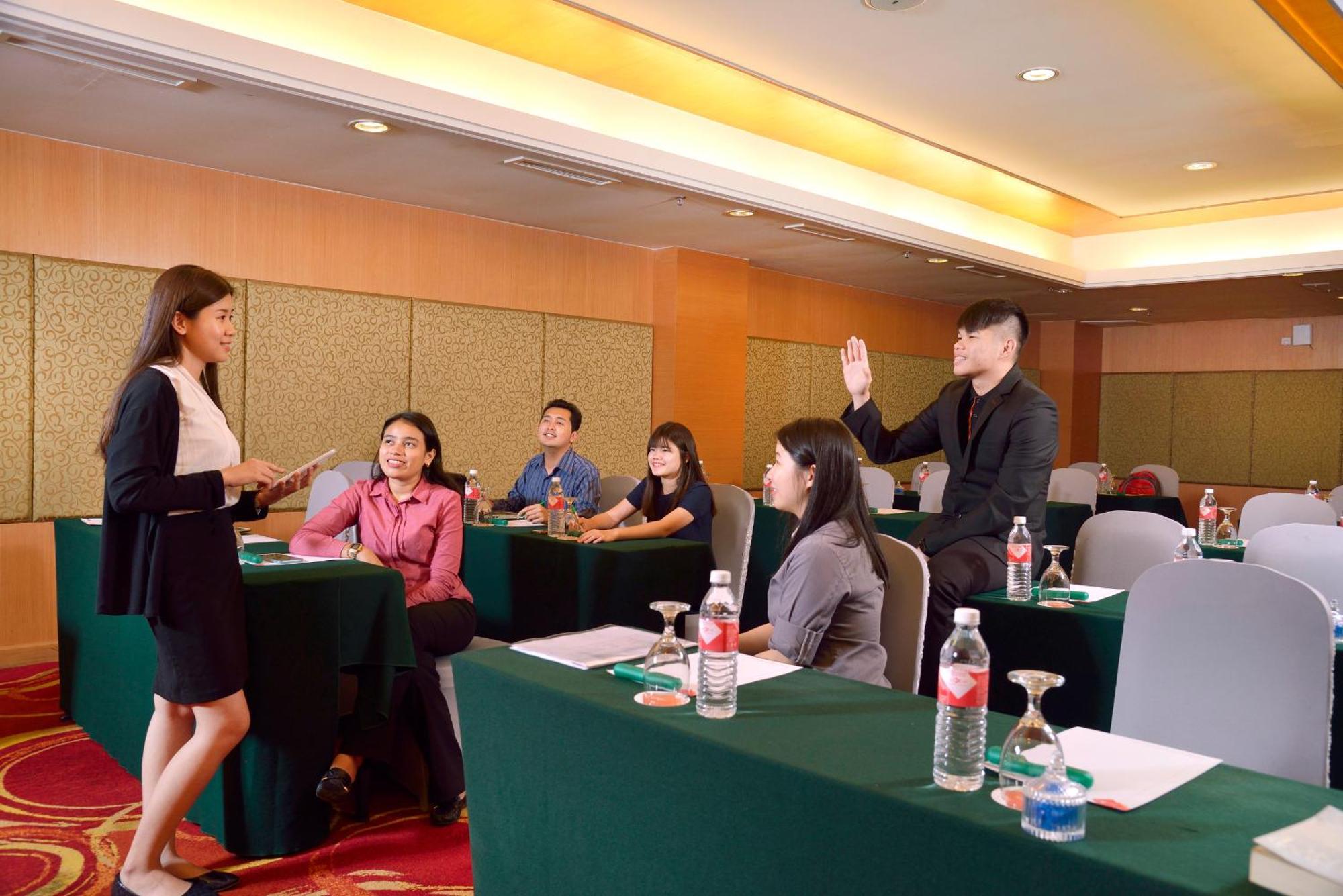 Hotel Grand Lexis Port Dickson Esterno foto A meeting in progress