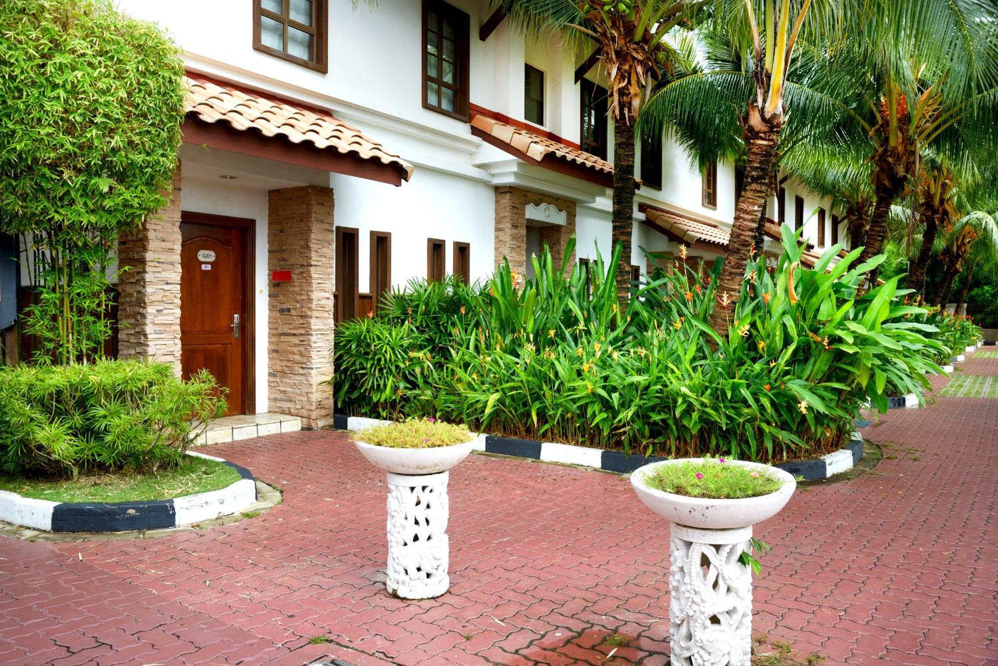 Hotel Grand Lexis Port Dickson Esterno foto The hotel's exterior
