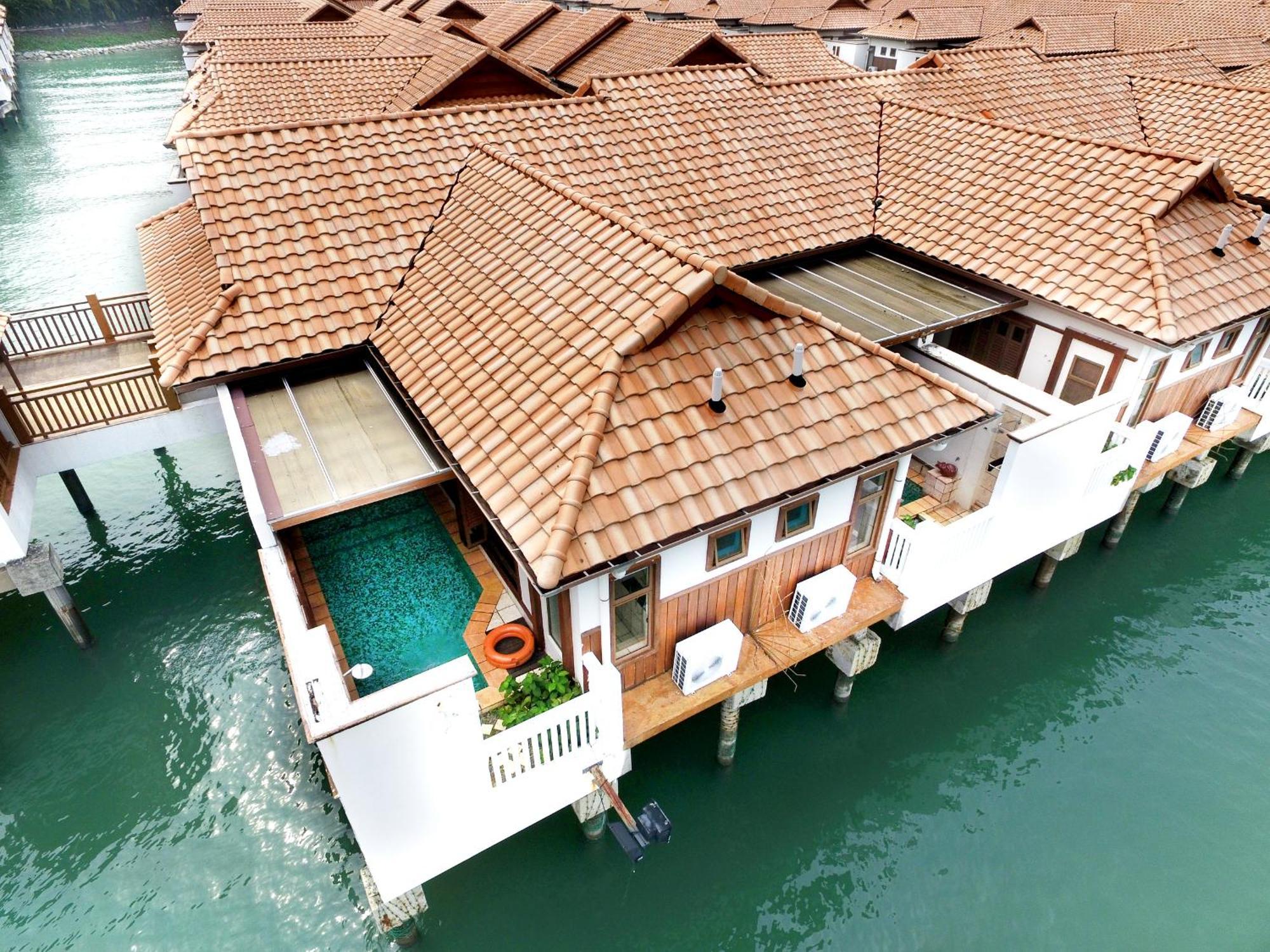 Hotel Grand Lexis Port Dickson Esterno foto Overwater villas