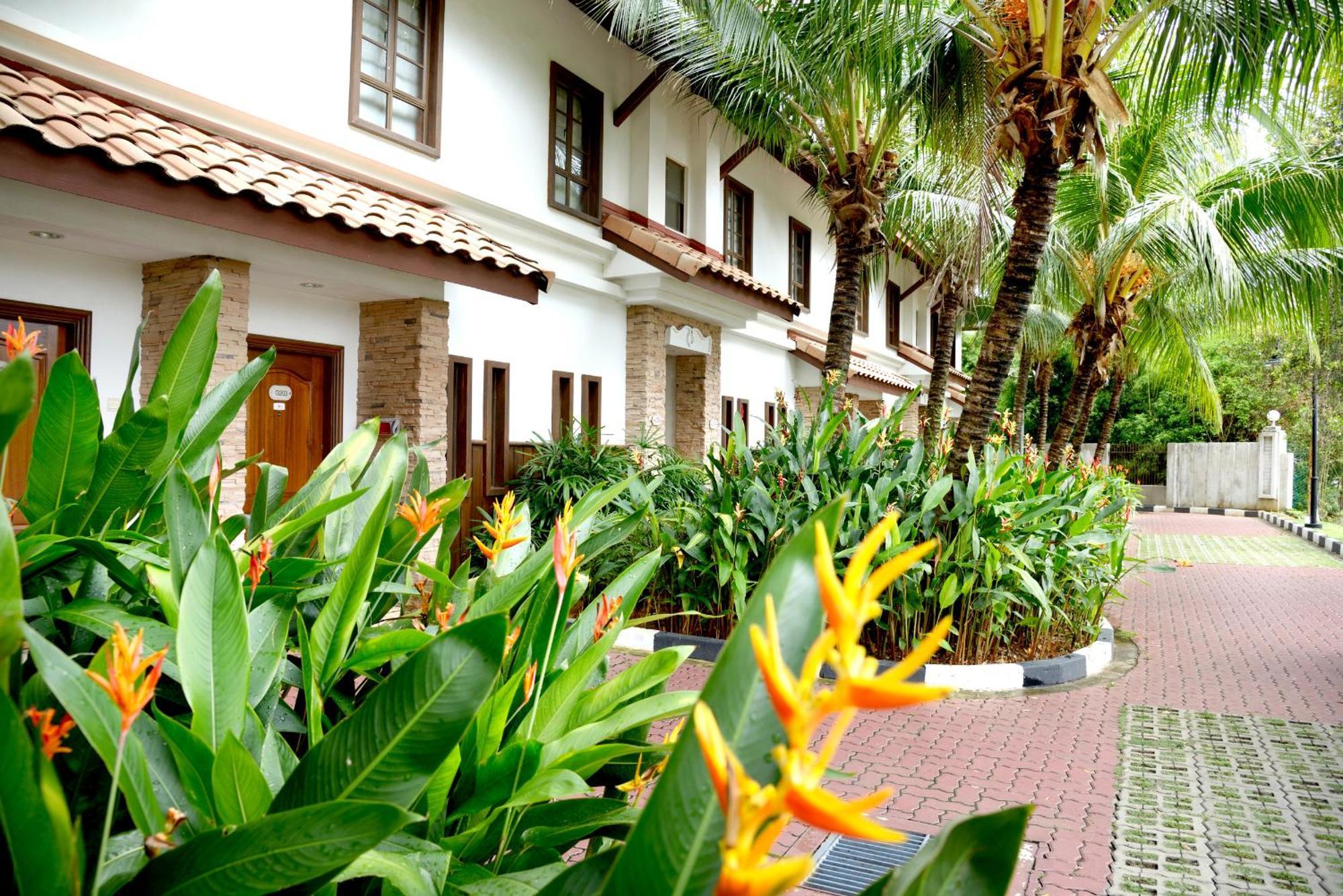 Hotel Grand Lexis Port Dickson Esterno foto The hotel's exterior