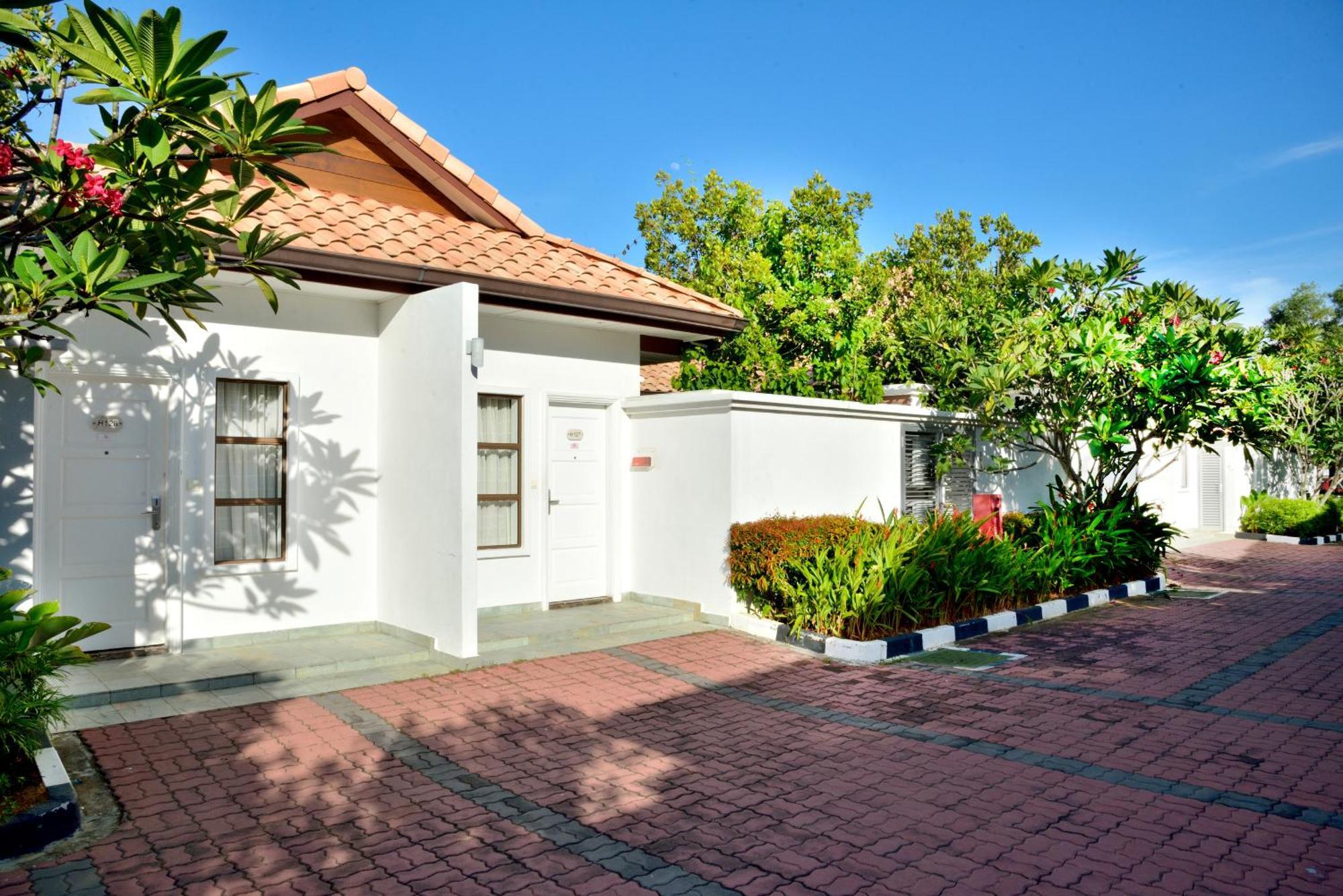 Hotel Grand Lexis Port Dickson Esterno foto A typical house in the village