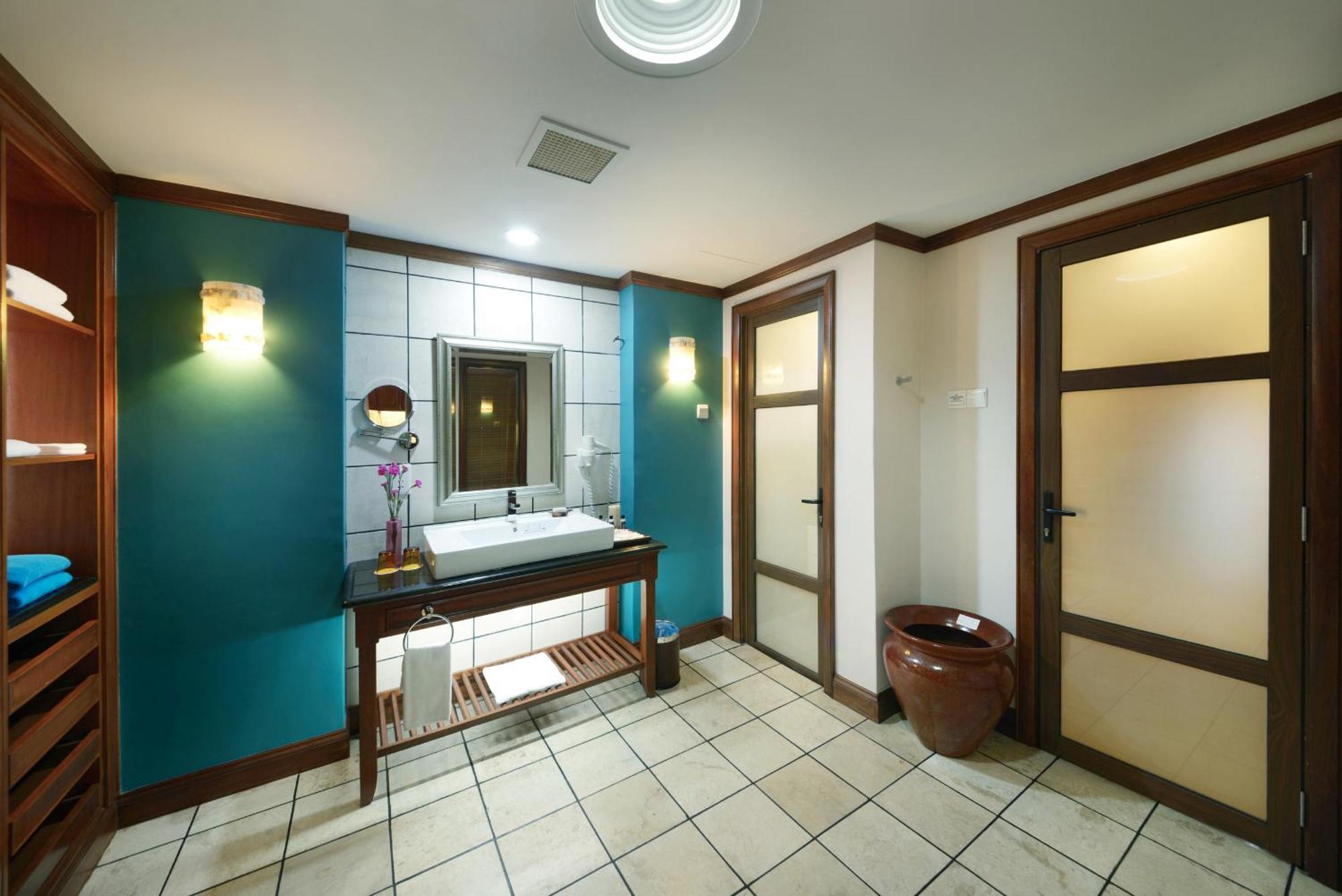 Hotel Grand Lexis Port Dickson Esterno foto Bathroom