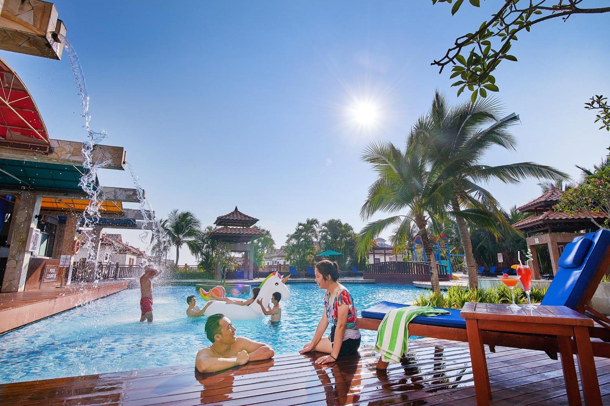 Hotel Grand Lexis Port Dickson Esterno foto The swimming pool at the resort
