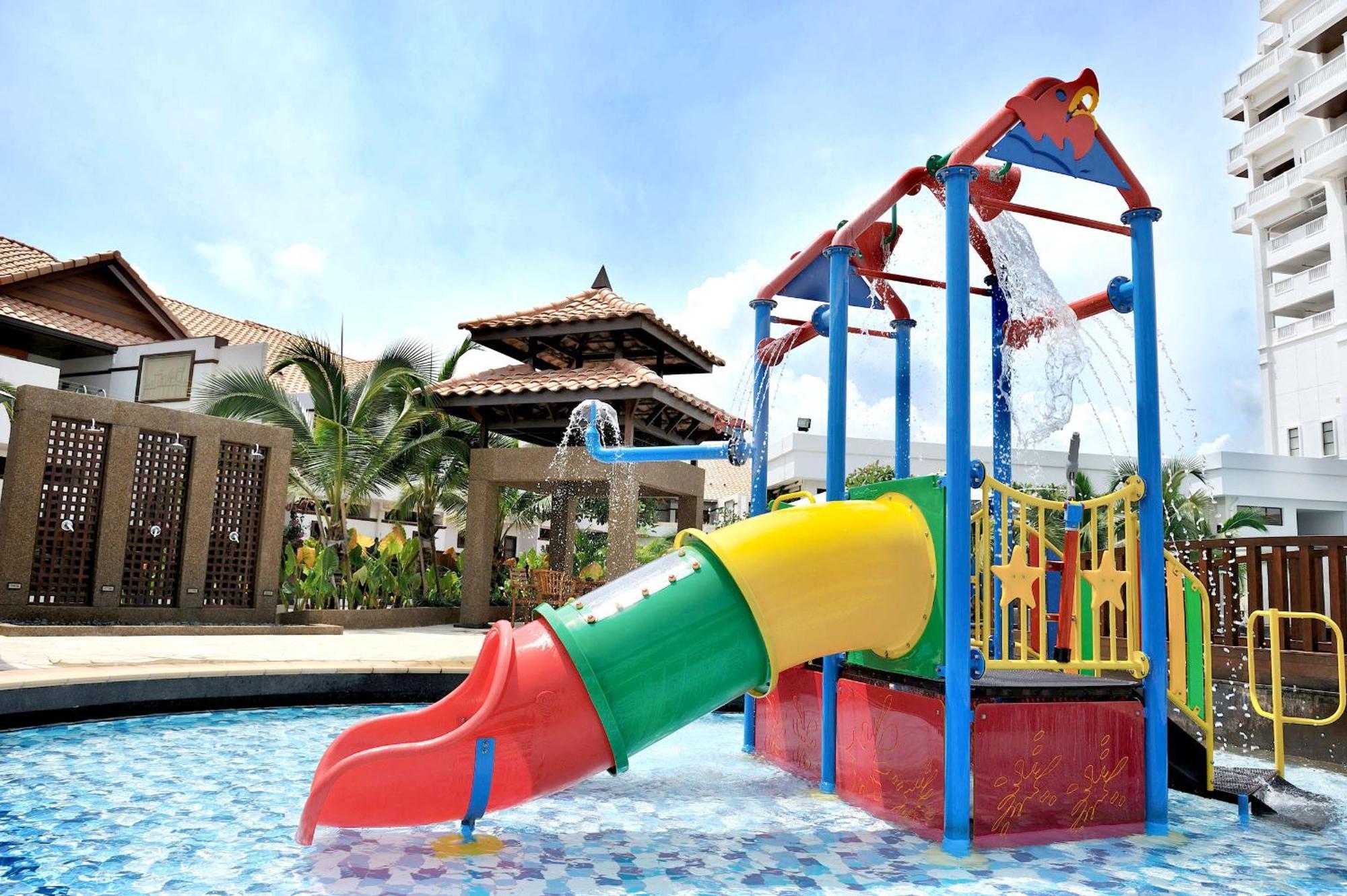 Hotel Grand Lexis Port Dickson Esterno foto A water slide
