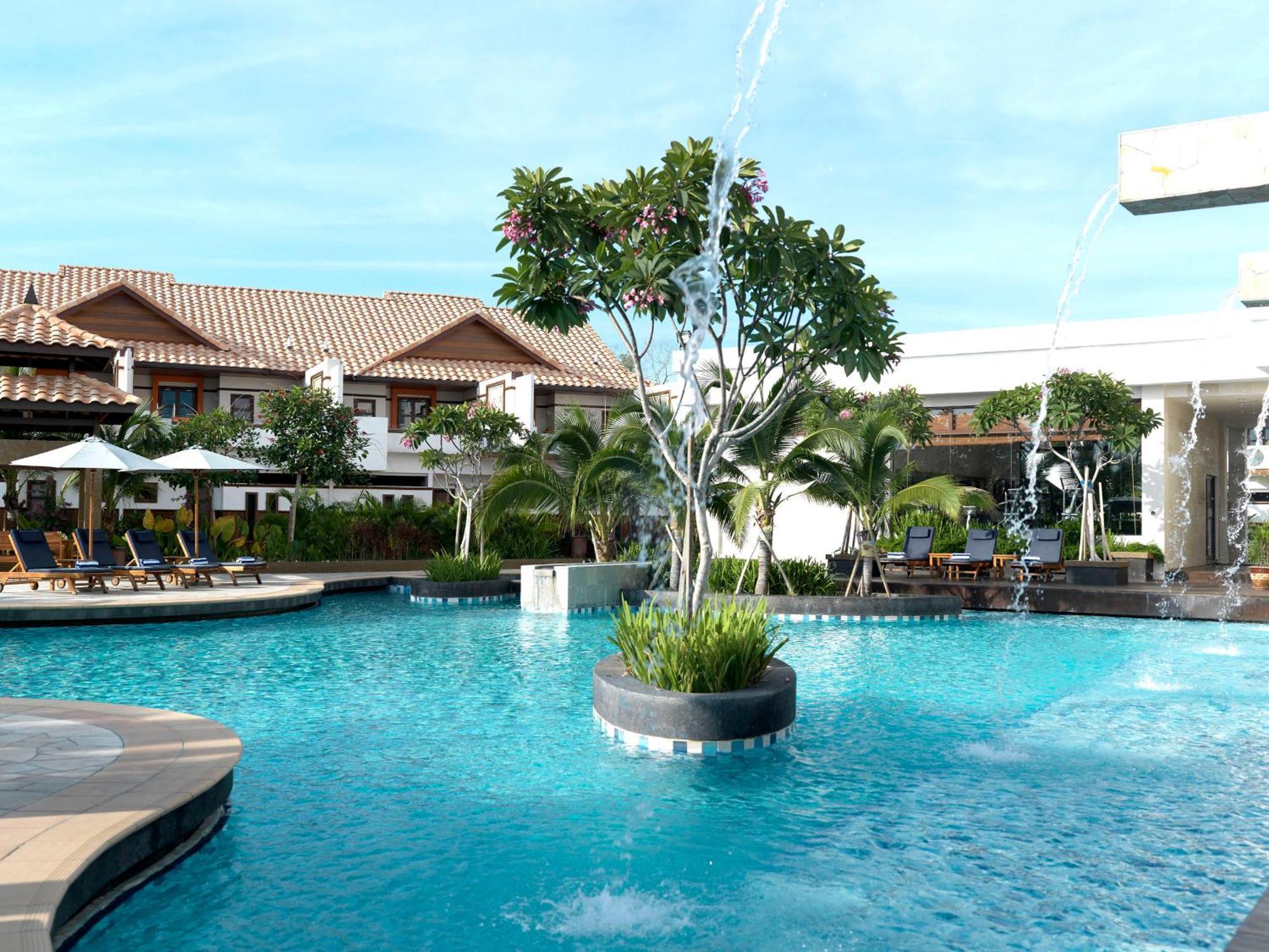 Hotel Grand Lexis Port Dickson Esterno foto The pool at the hotel