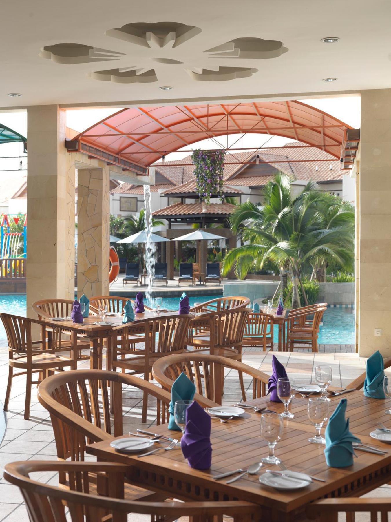 Hotel Grand Lexis Port Dickson Esterno foto The poolside restaurant
