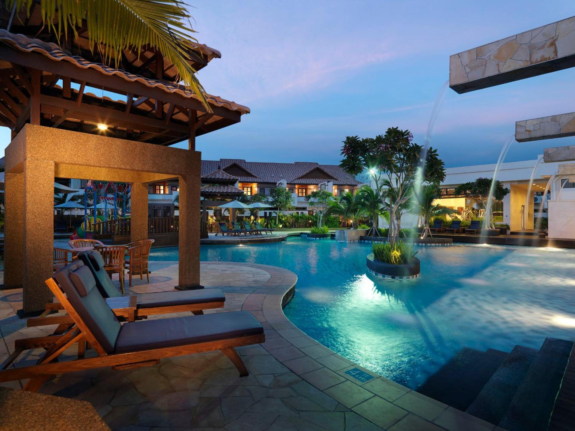 Hotel Grand Lexis Port Dickson Esterno foto The swimming pool at the resort