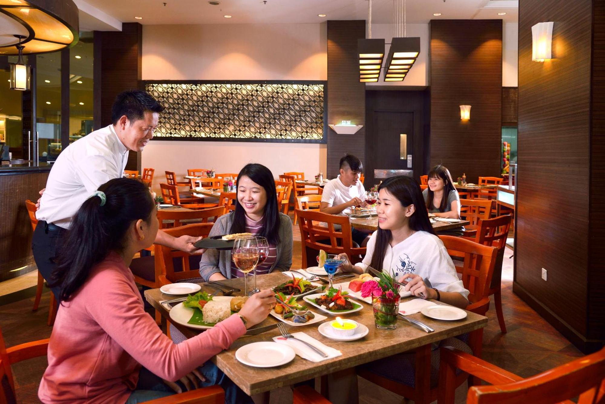 Hotel Grand Lexis Port Dickson Esterno foto A restaurant in Malaysia