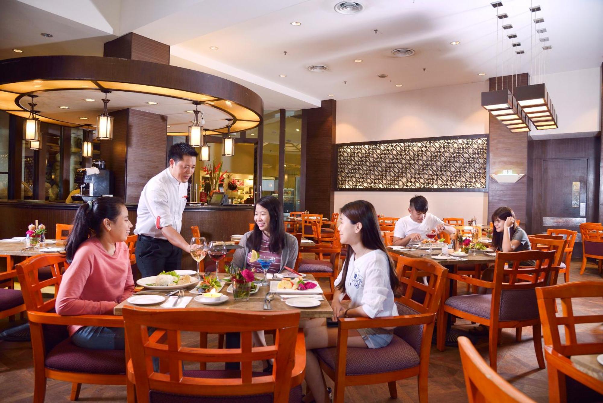 Hotel Grand Lexis Port Dickson Esterno foto A restaurant in a hotel