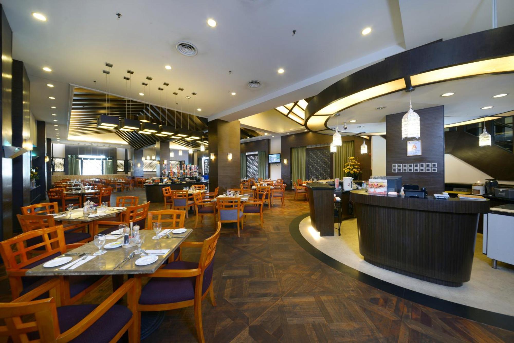 Hotel Grand Lexis Port Dickson Esterno foto The interior of the restaurant