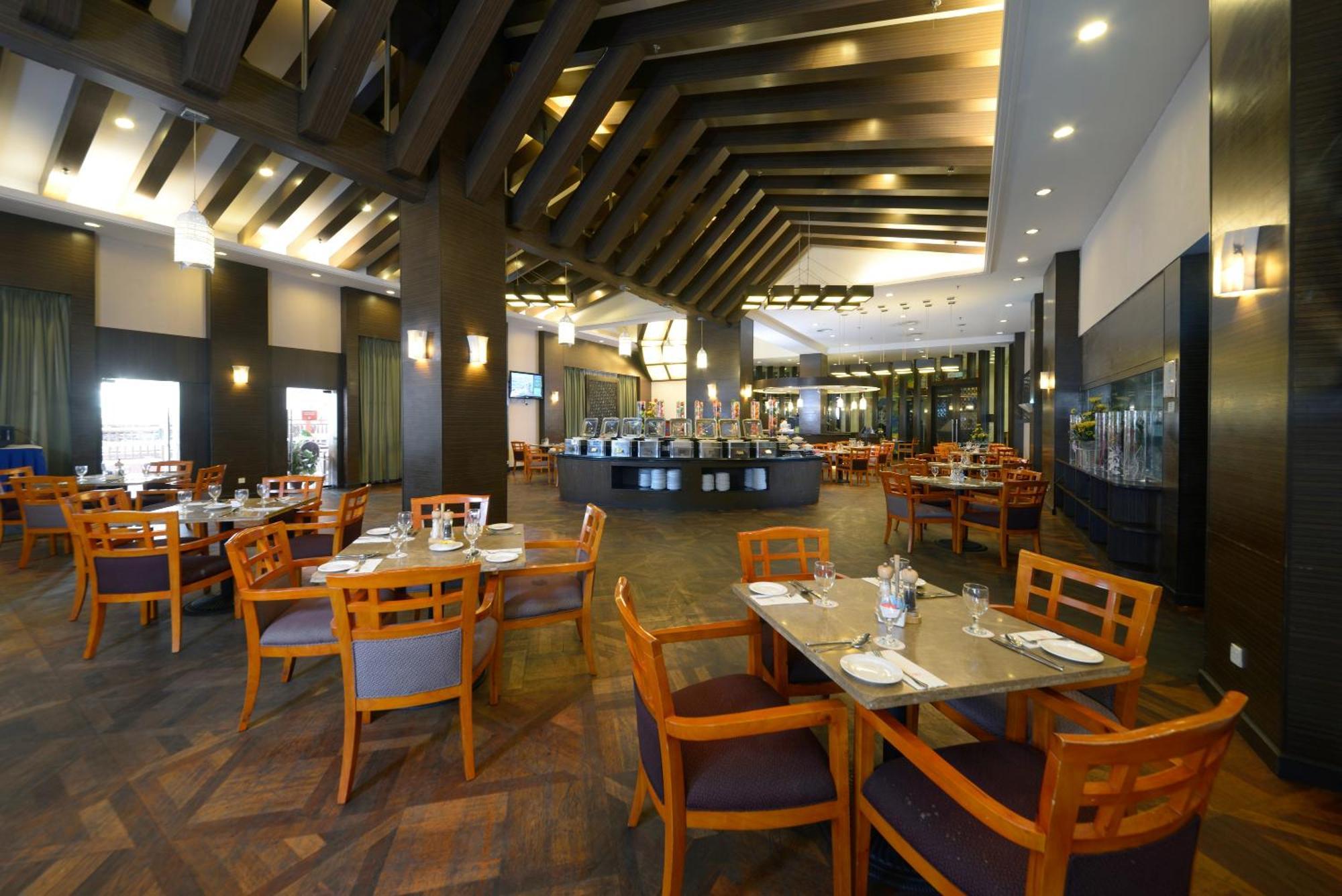 Hotel Grand Lexis Port Dickson Esterno foto The restaurant