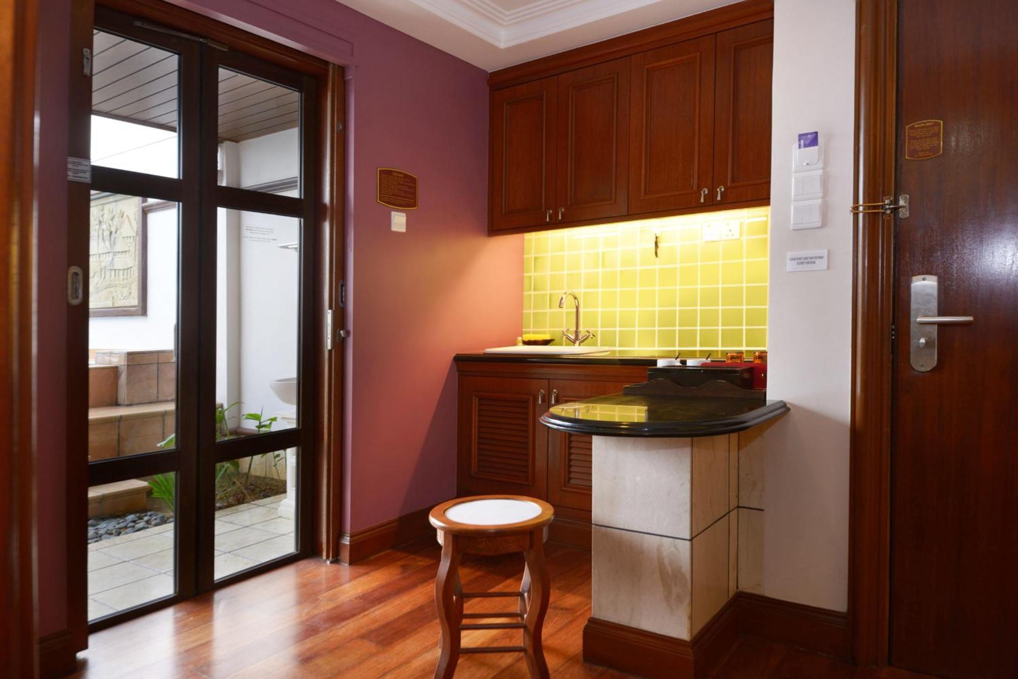 Hotel Grand Lexis Port Dickson Esterno foto A small kitchen in a hotel