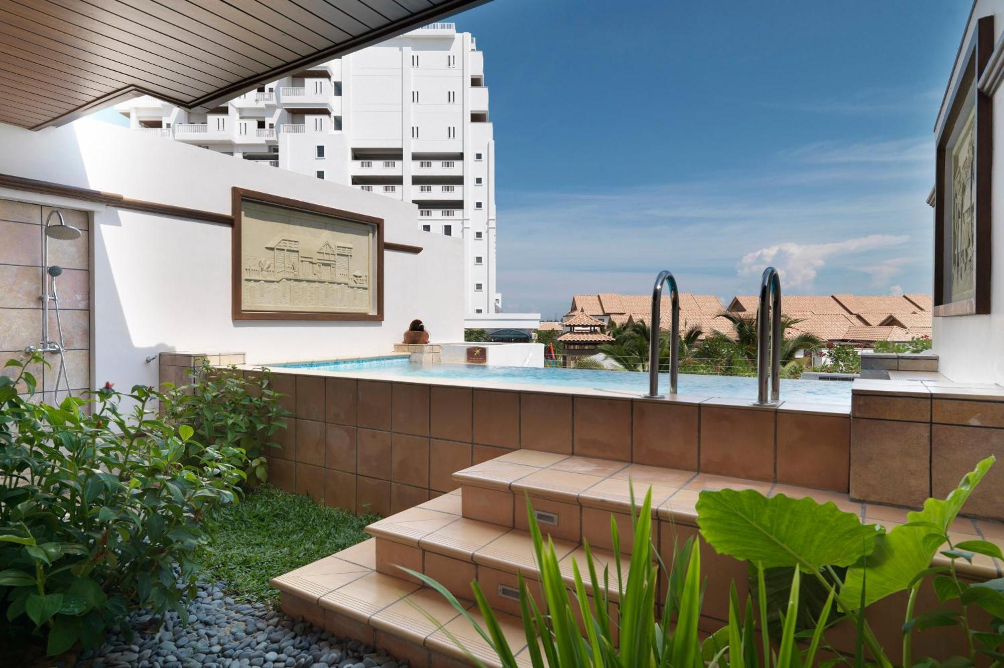 Hotel Grand Lexis Port Dickson Esterno foto The swimming pool at the hotel