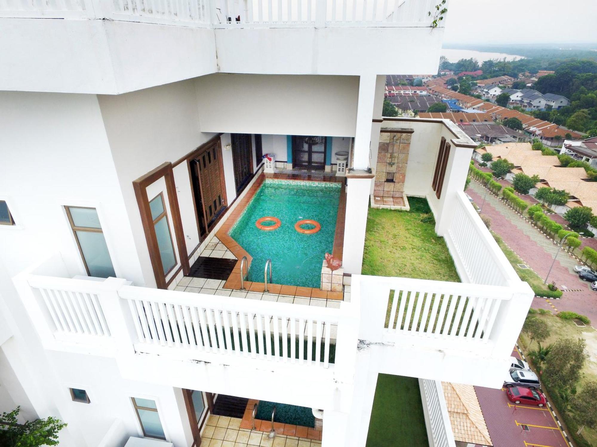 Hotel Grand Lexis Port Dickson Esterno foto A private pool at a condominium in Malaysia