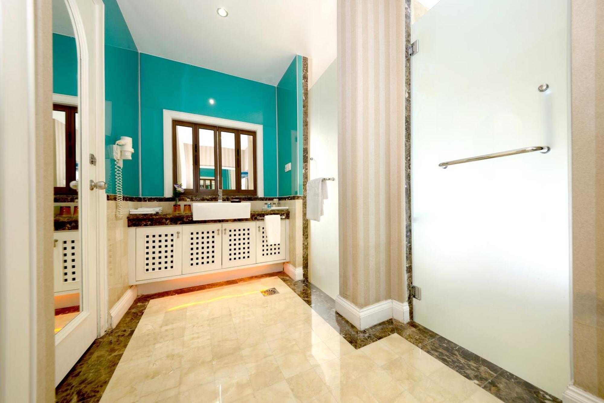 Hotel Grand Lexis Port Dickson Esterno foto Bathroom