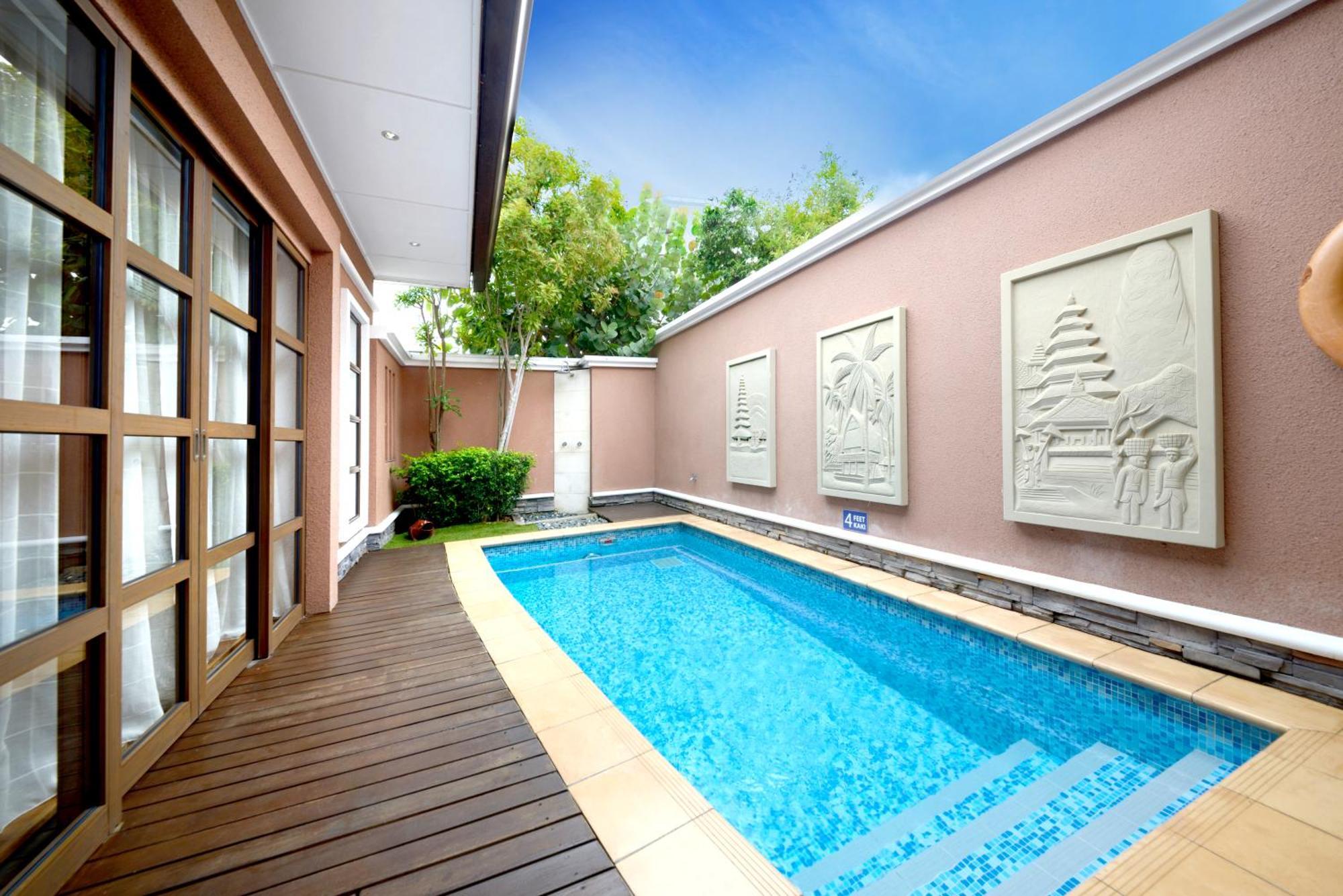 Hotel Grand Lexis Port Dickson Esterno foto A private pool at a hotel