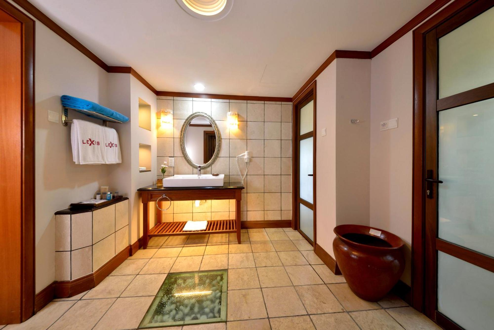 Hotel Grand Lexis Port Dickson Esterno foto Bathroom