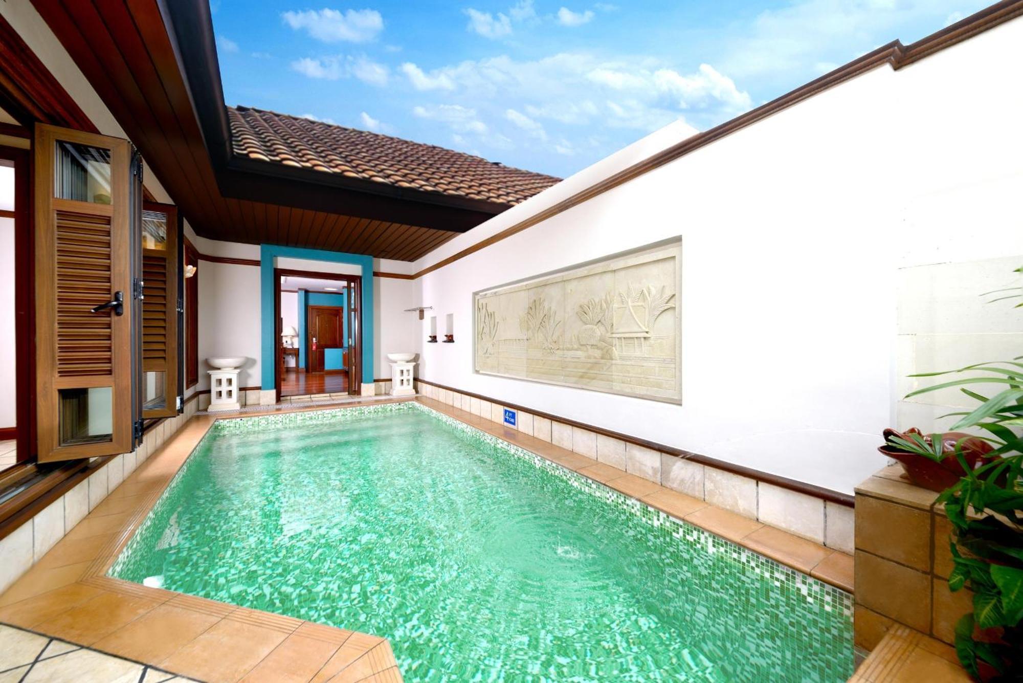 Hotel Grand Lexis Port Dickson Esterno foto A pool at the hotel