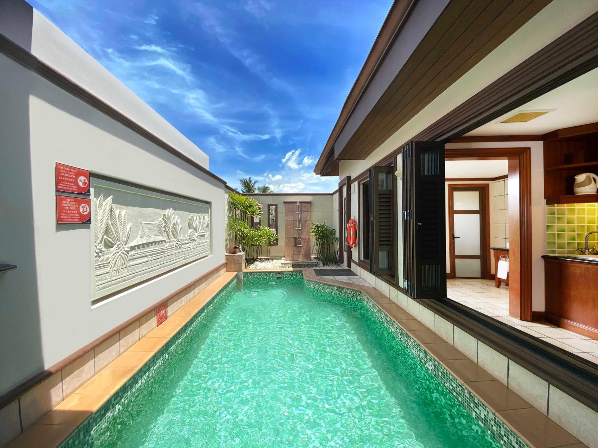 Hotel Grand Lexis Port Dickson Esterno foto A pool villa at the resort