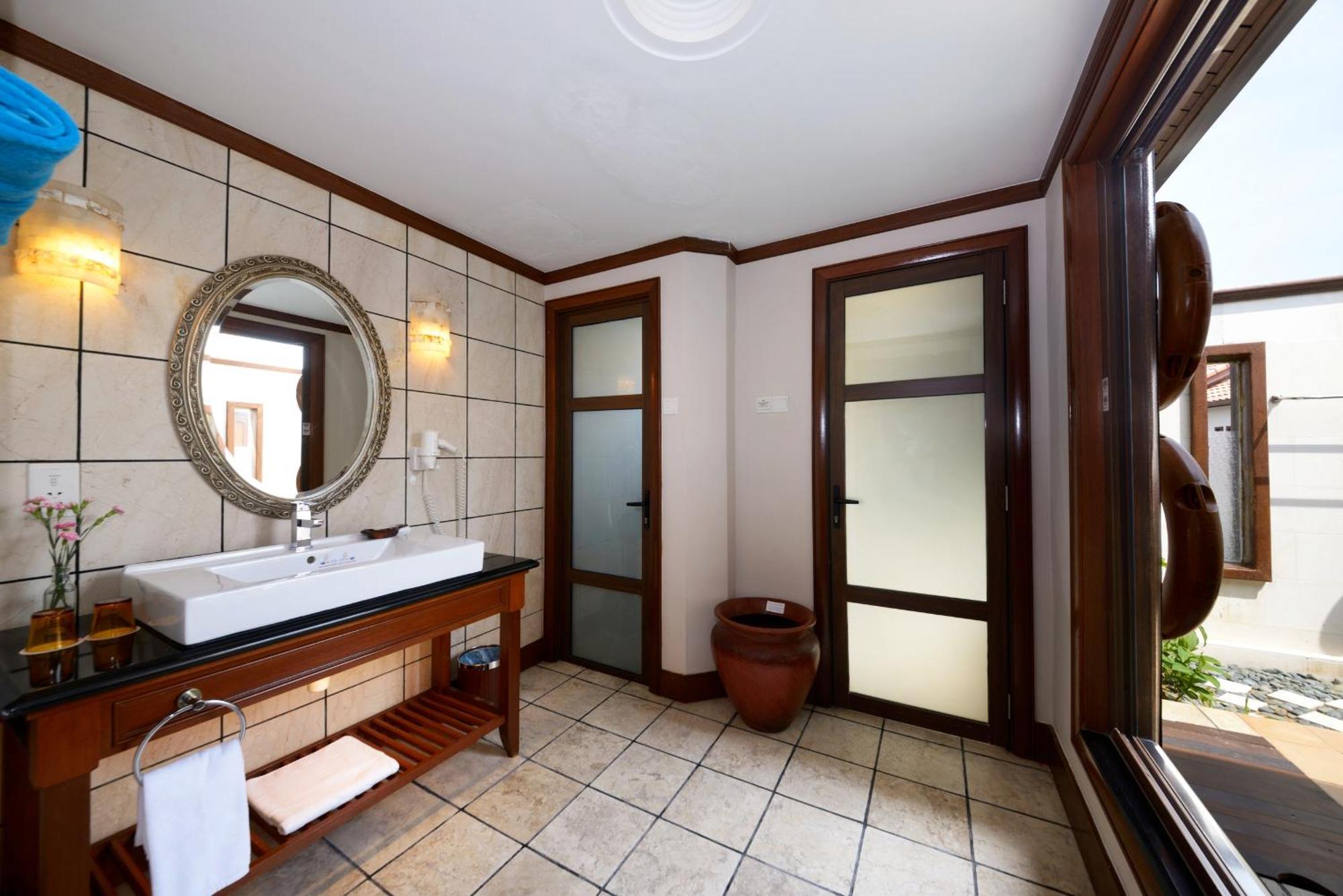 Hotel Grand Lexis Port Dickson Esterno foto Bathroom