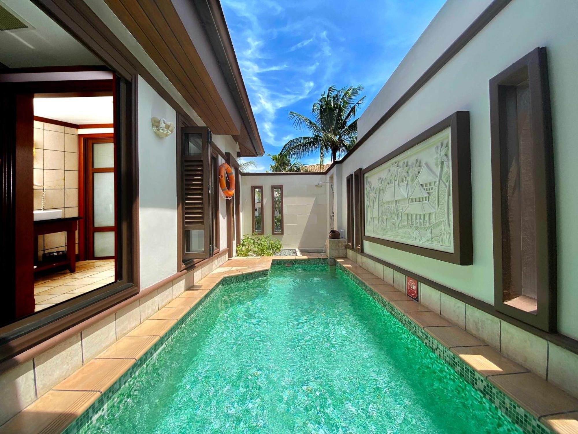 Hotel Grand Lexis Port Dickson Esterno foto A pool villa at the resort