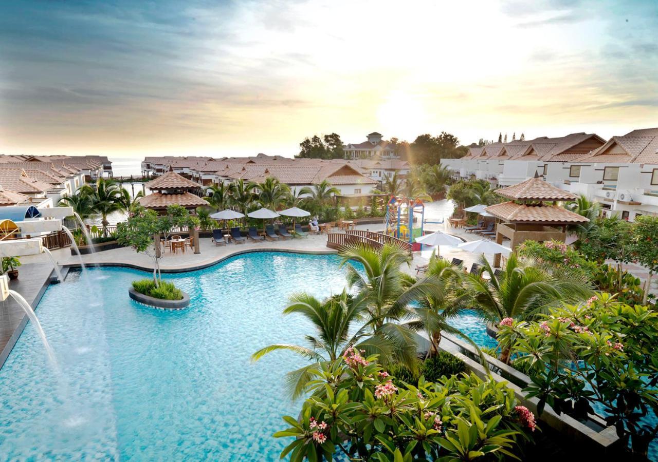 Hotel Grand Lexis Port Dickson Esterno foto The pool at the Hard Rock Hotel